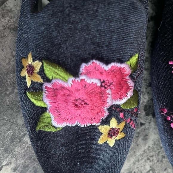 Lulu's Black Floral Embroidered Mules - Picture 4 of 6